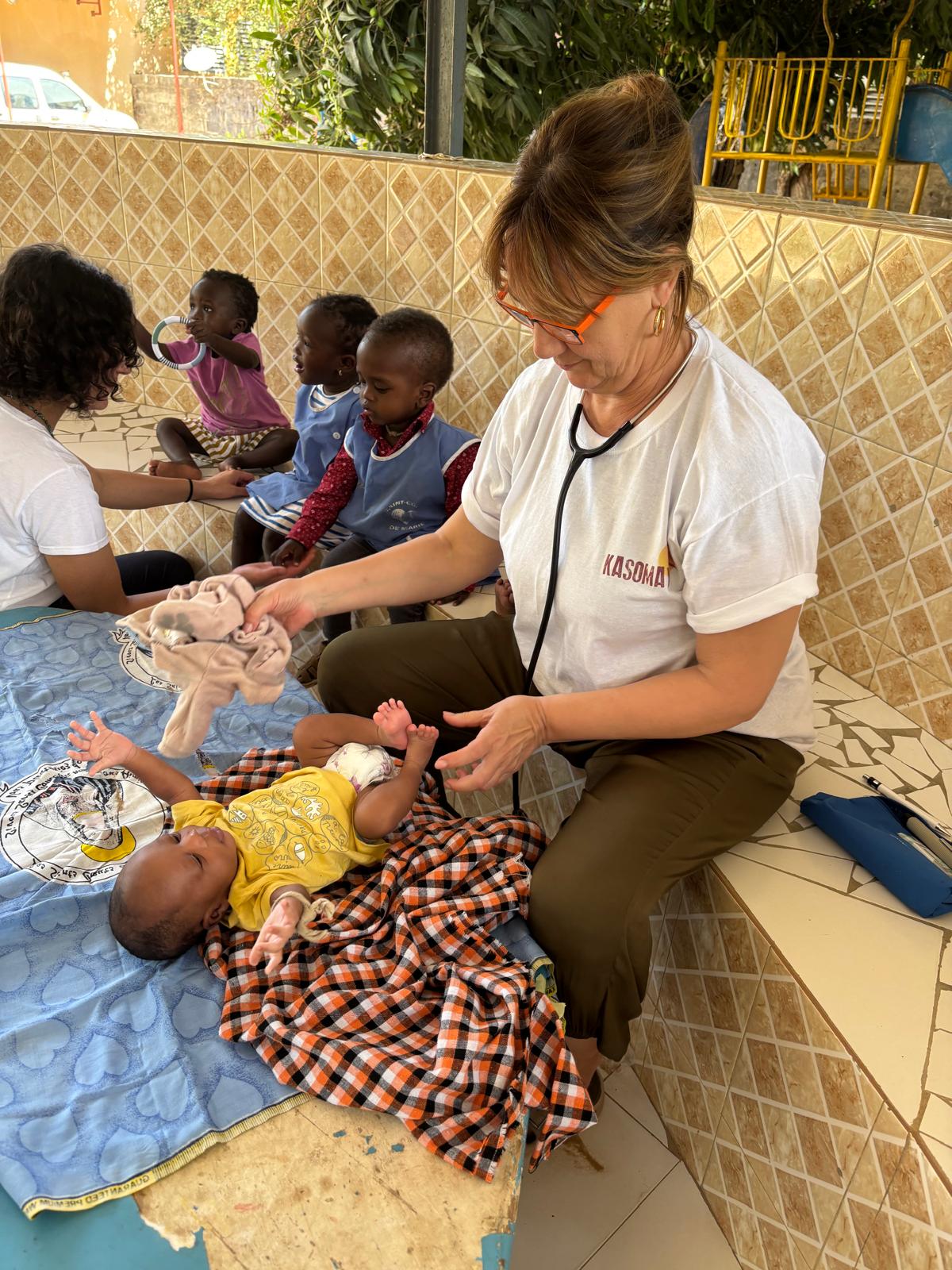 Kasomay La Dottoressa Annika Perrone Visita I Bambini Presso L Orfanotrofio Di Oussouye