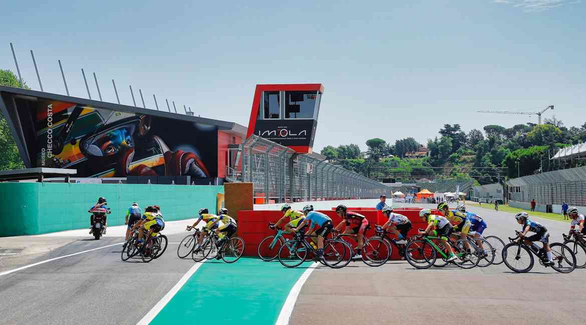 Ciclisti  in curva Autodromo Imola GP Fabbi